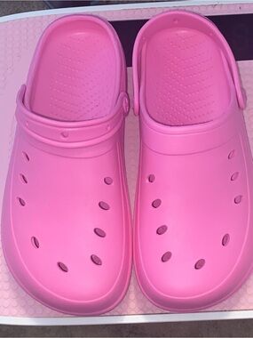 CROCS Classic Clog in Bright Pink